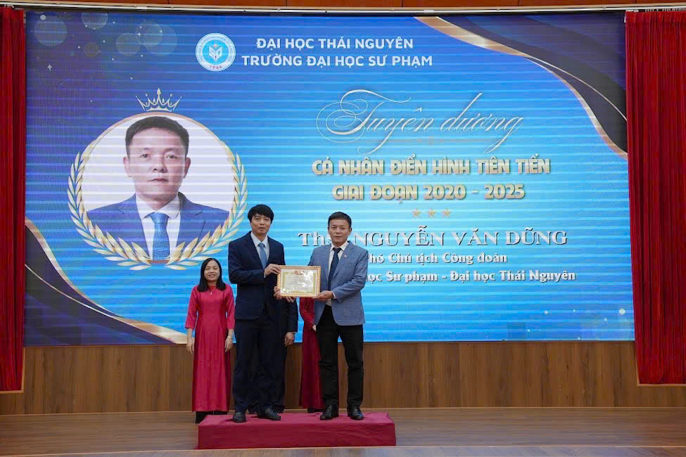 ThS. Nguyễn Văn Dũng – Phó CT Công Đoàn Trường nhận khen thưởng điển hình tiên tiến giai đoạn 2020 -2025 của Công Đoàn ĐHTN